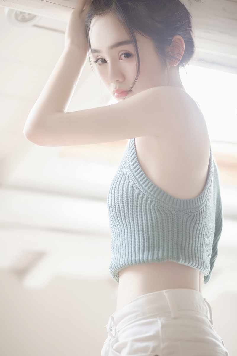 丸子头美女光滑牛奶肌私房写真