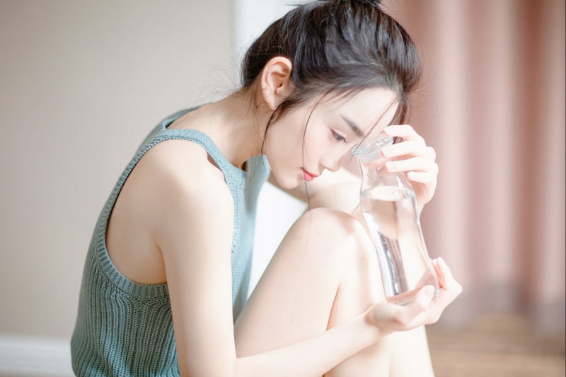 丸子头美女光滑牛奶肌私房写真