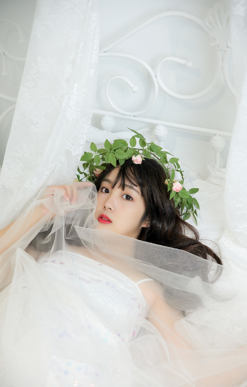 卷发美女红唇雪肤室内个人写真