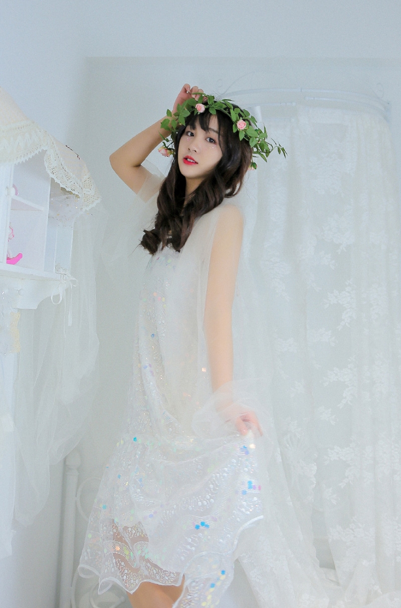 卷发美女红唇雪肤室内个人写真