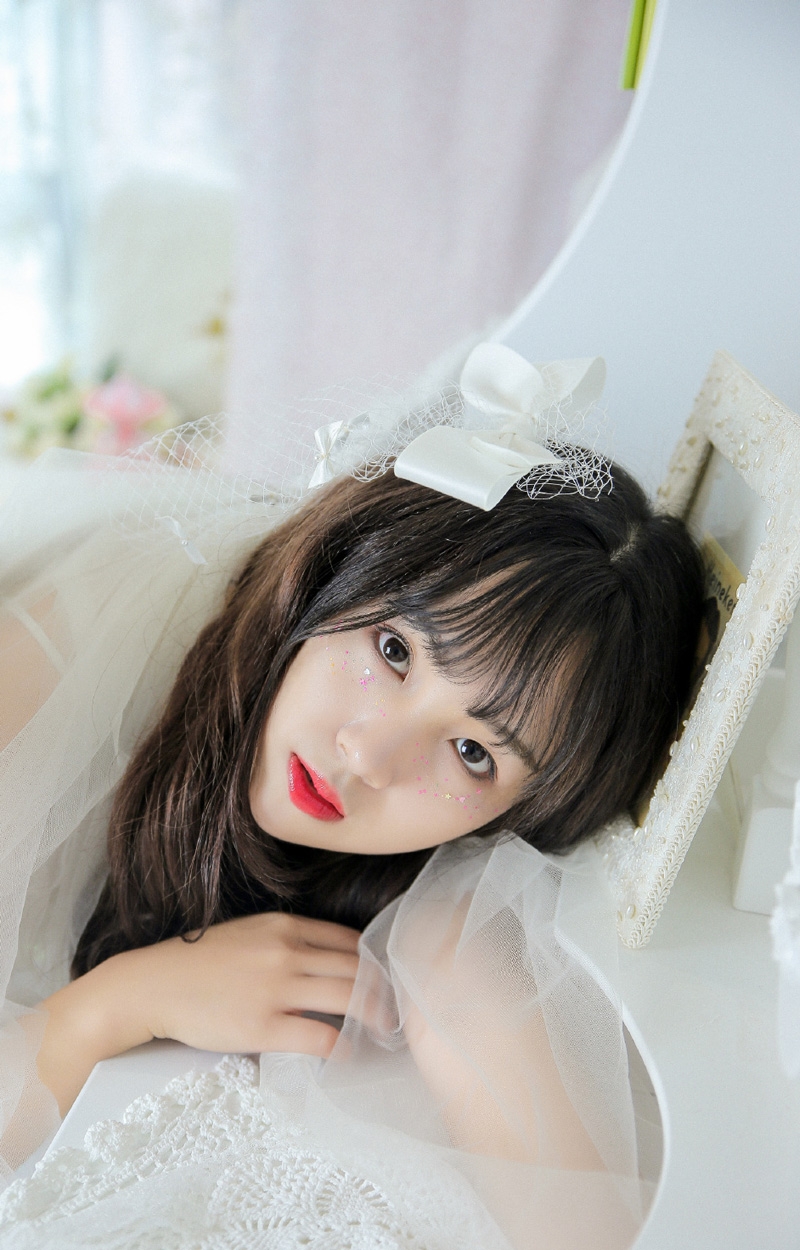 卷发美女红唇雪肤室内个人写真