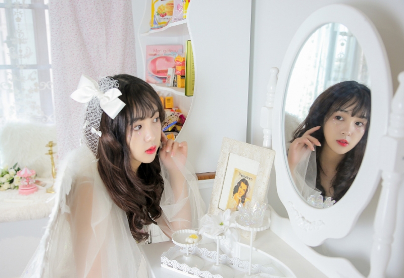 卷发美女红唇雪肤室内个人写真