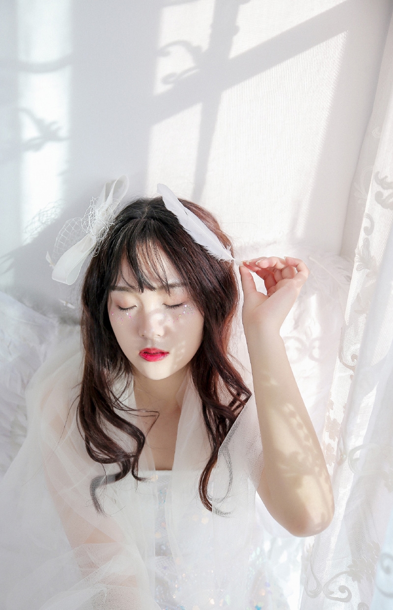 卷发美女红唇雪肤室内个人写真