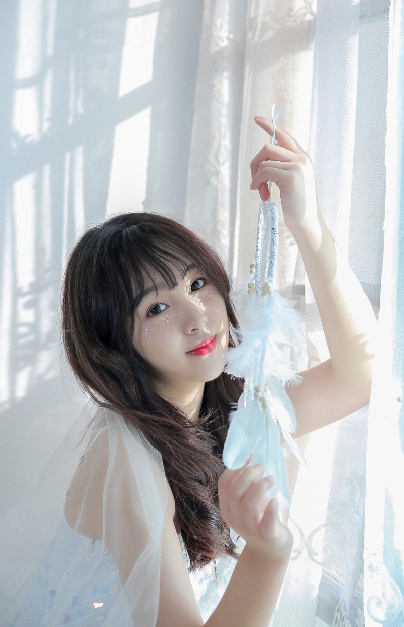 卷发美女红唇雪肤室内个人写真