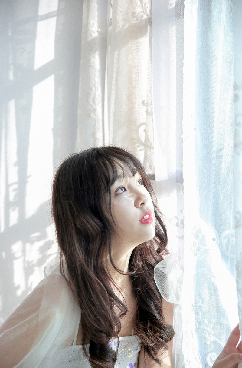 卷发美女红唇雪肤室内个人写真