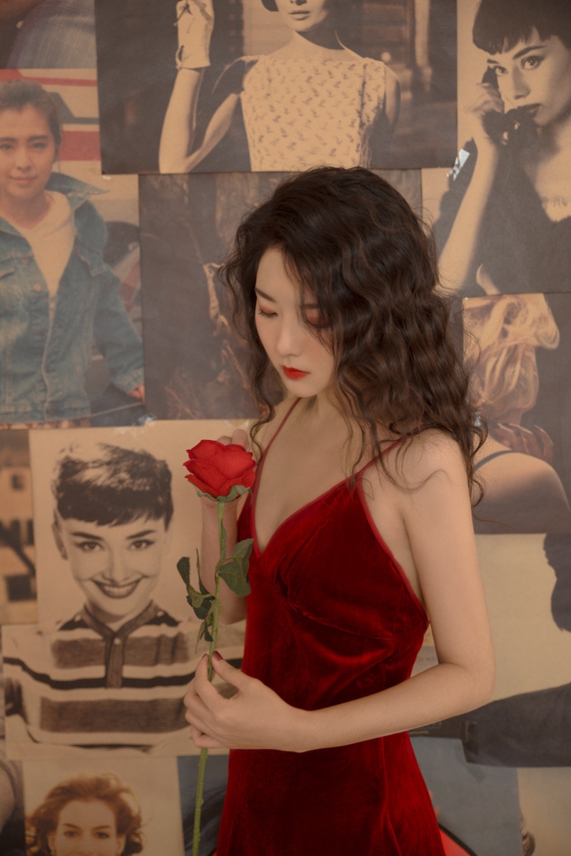 性感美少女吊带红裙室内个人写真