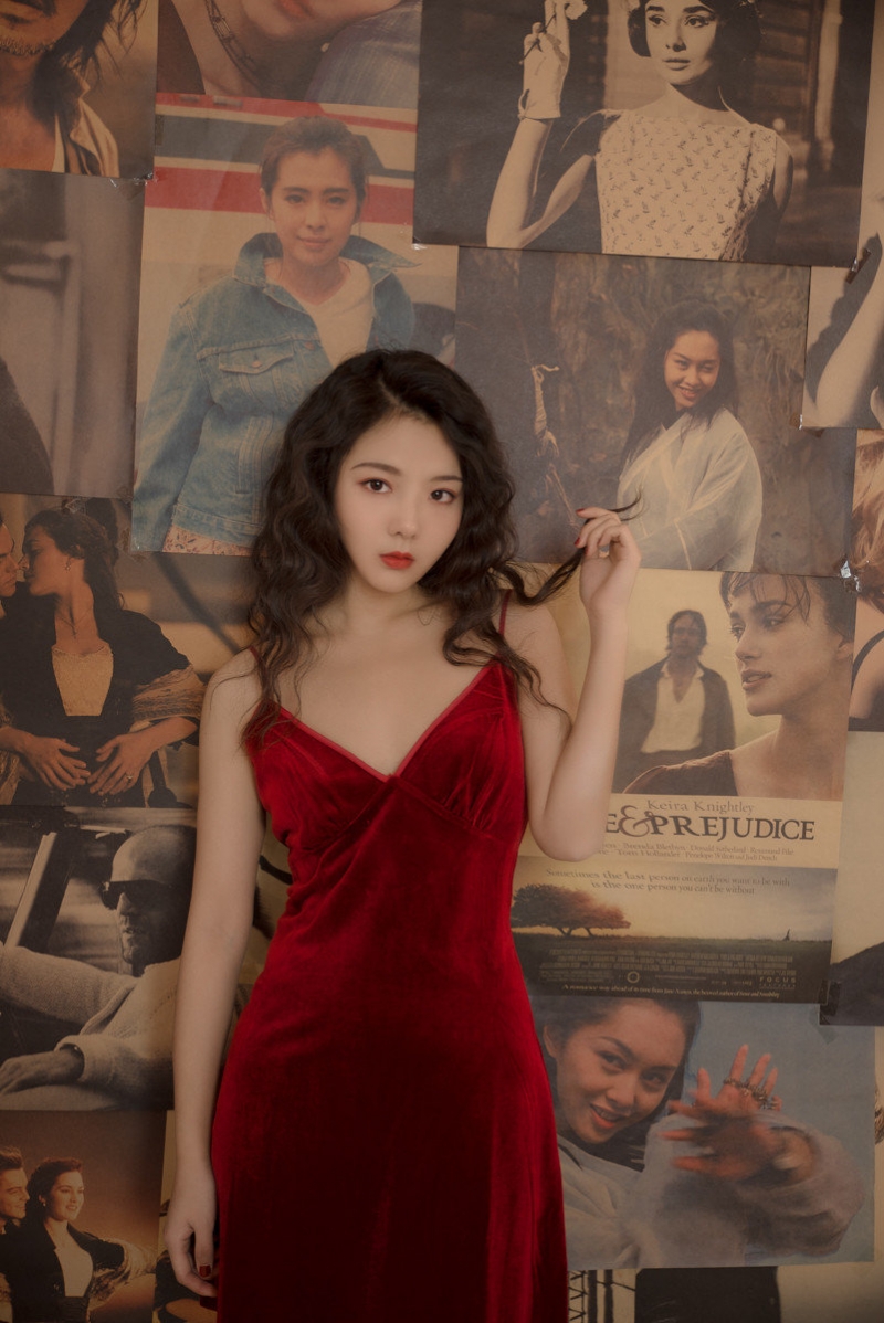 性感美少女吊带红裙室内个人写真