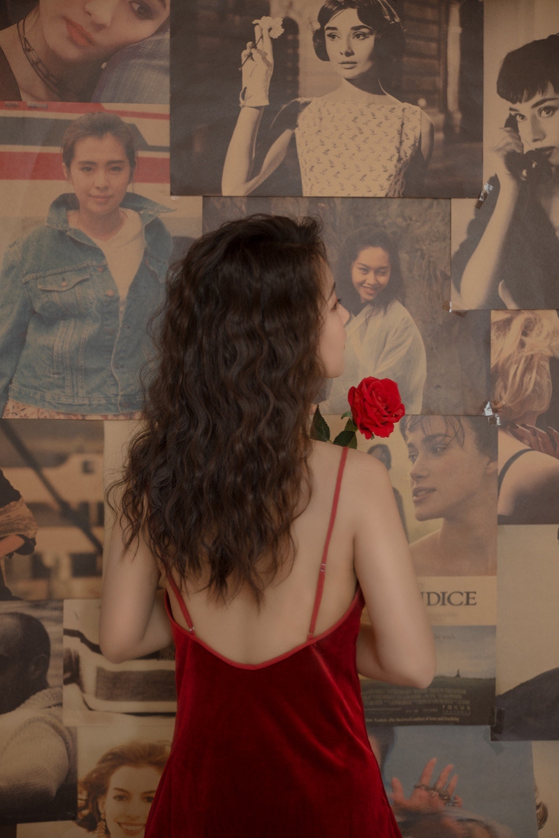 性感美少女吊带红裙室内个人写真