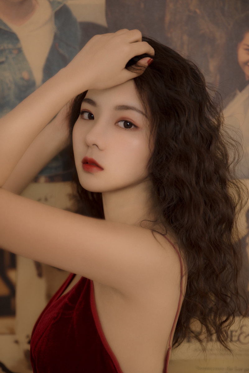 性感美少女吊带红裙室内个人写真