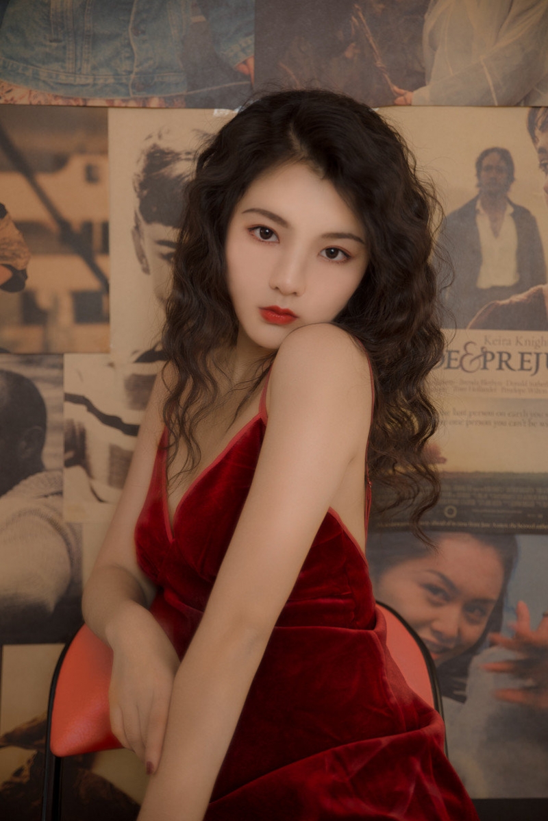 性感美少女吊带红裙室内个人写真