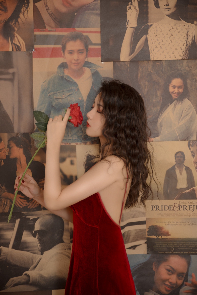 性感美少女吊带红裙室内个人写真