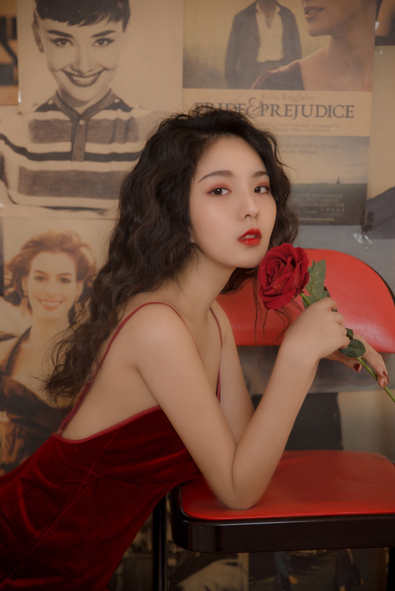 性感美少女吊带红裙室内个人写真