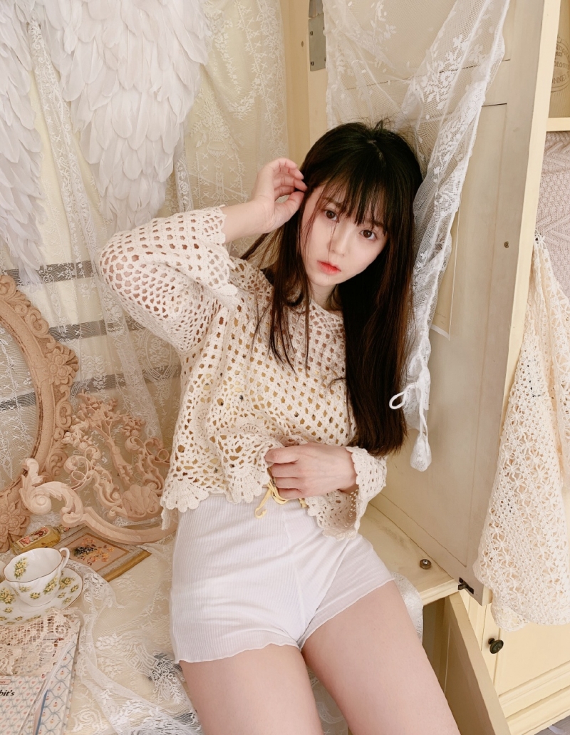 黑长直发少女细长美腿私房图片