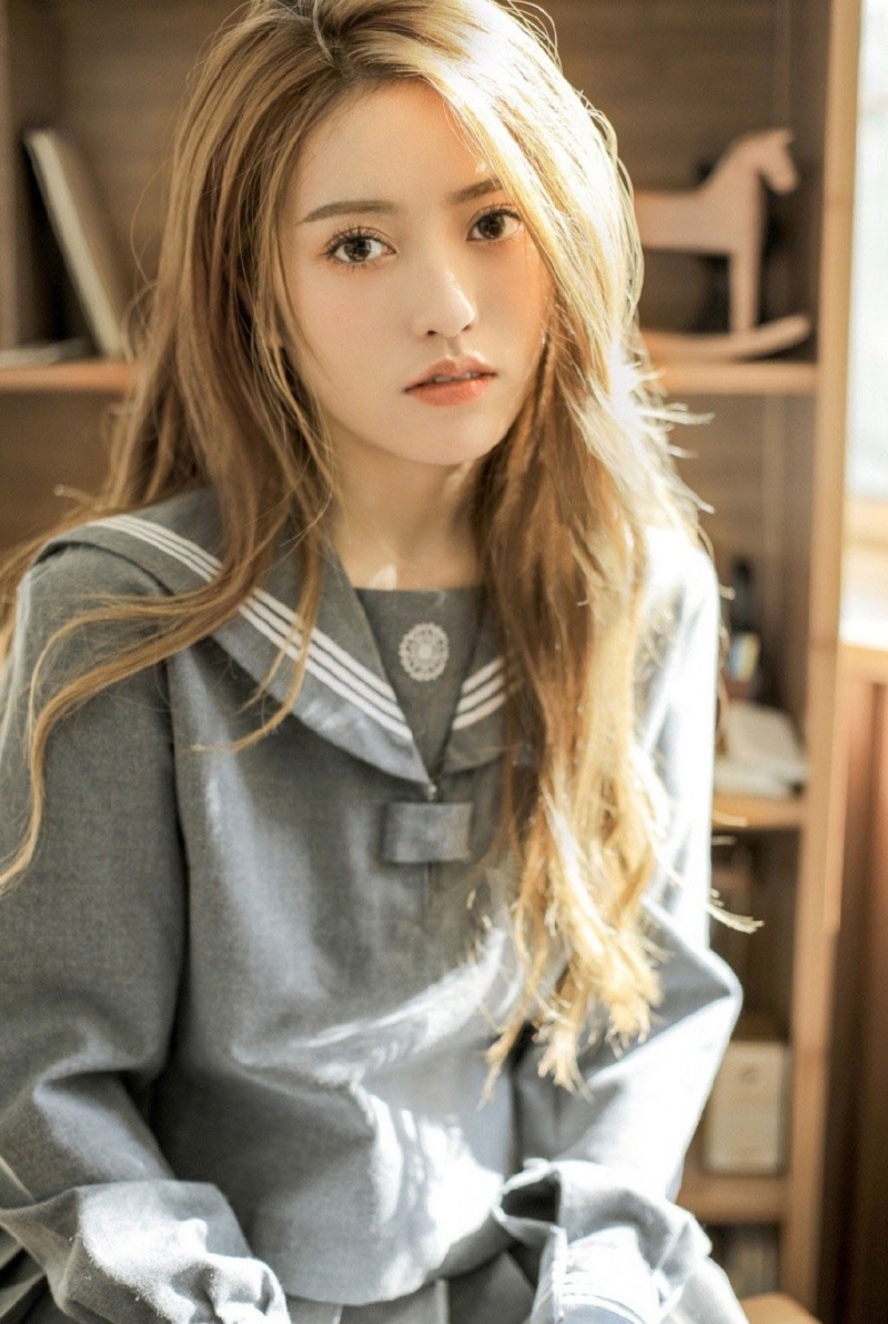 金发美女校花水手制服教室写真