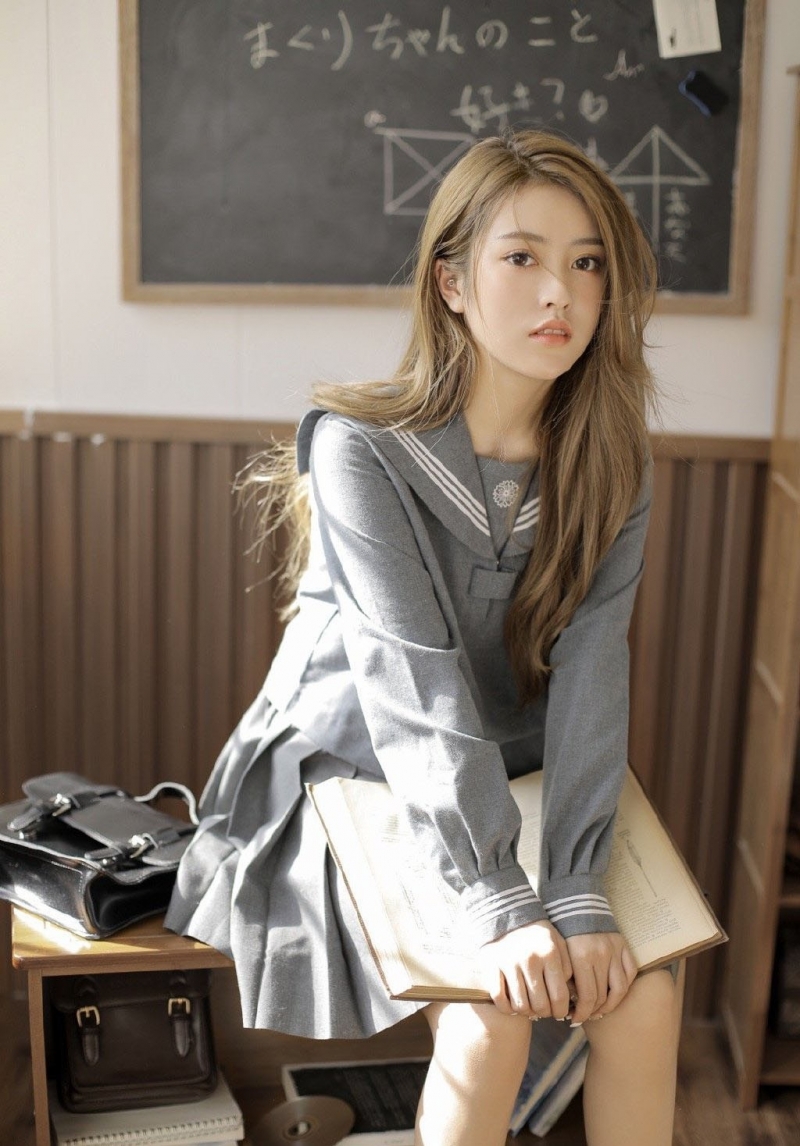 金发美女校花水手制服教室写真