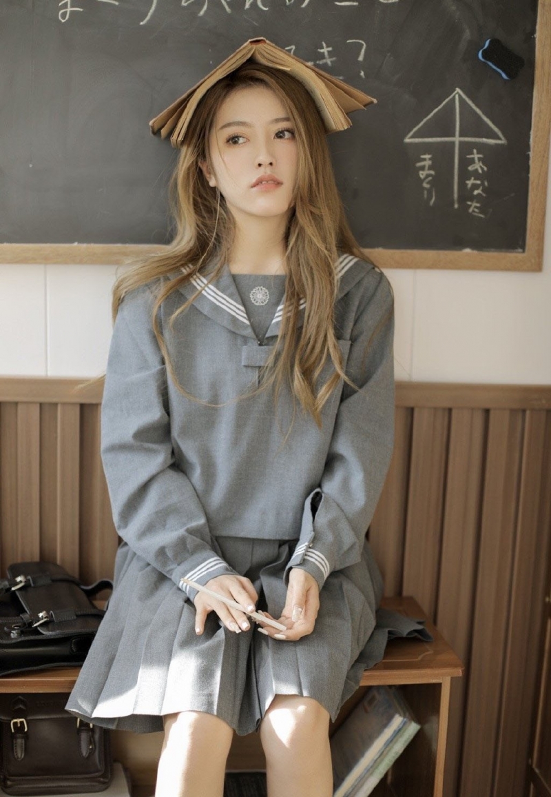 金发美女校花水手制服教室写真