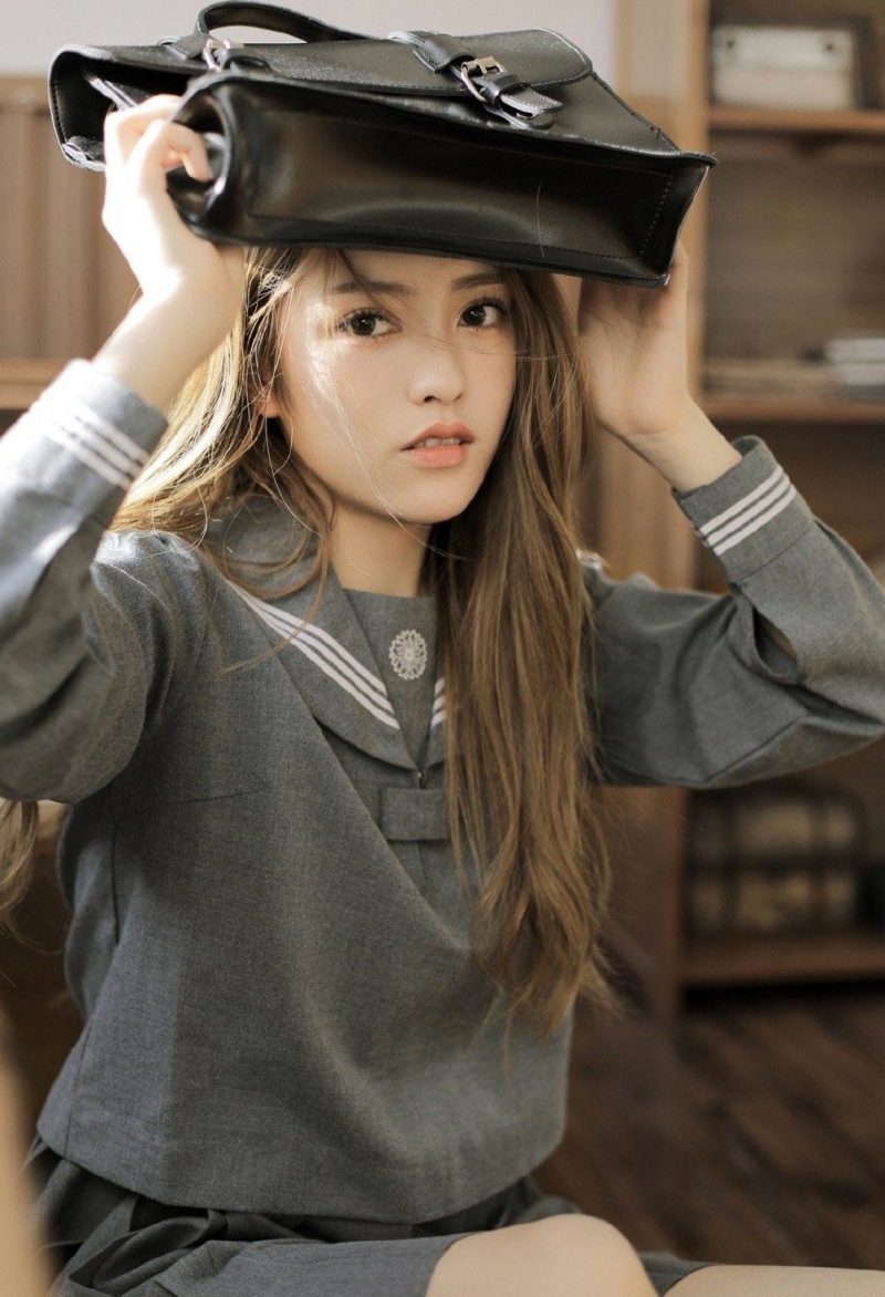 金发美女校花水手制服教室写真