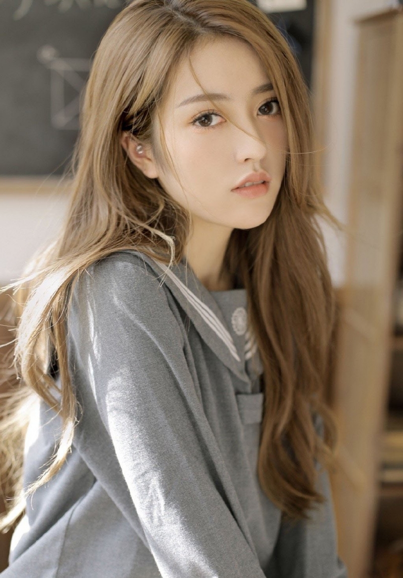 金发美女校花水手制服教室写真