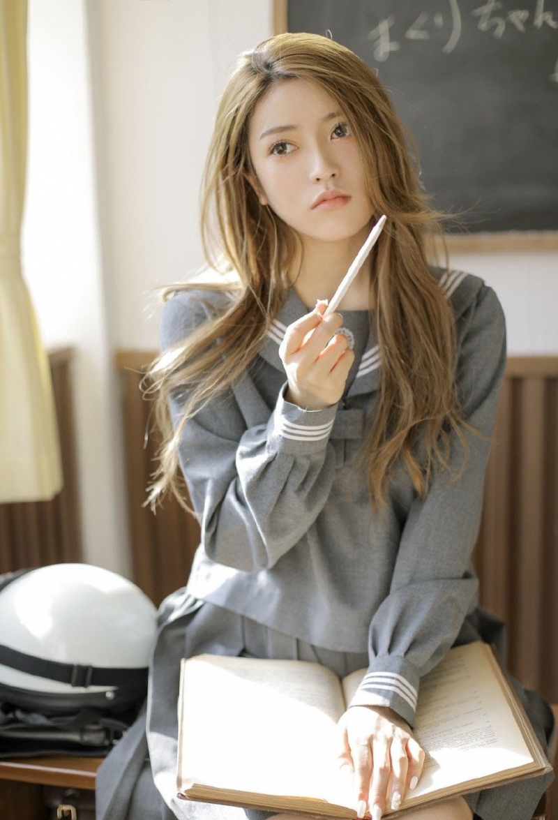 金发美女校花水手制服教室写真