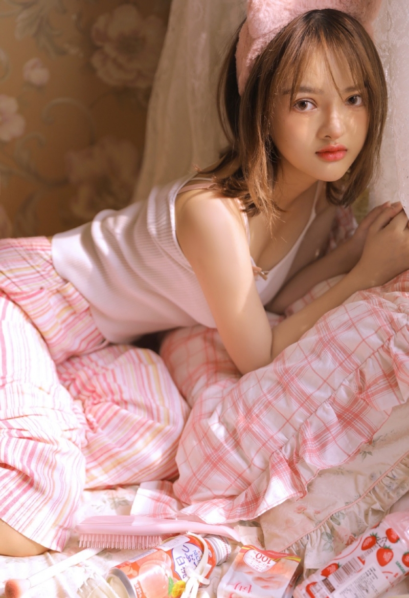 睡衣美女吊带香肩室内个人写真