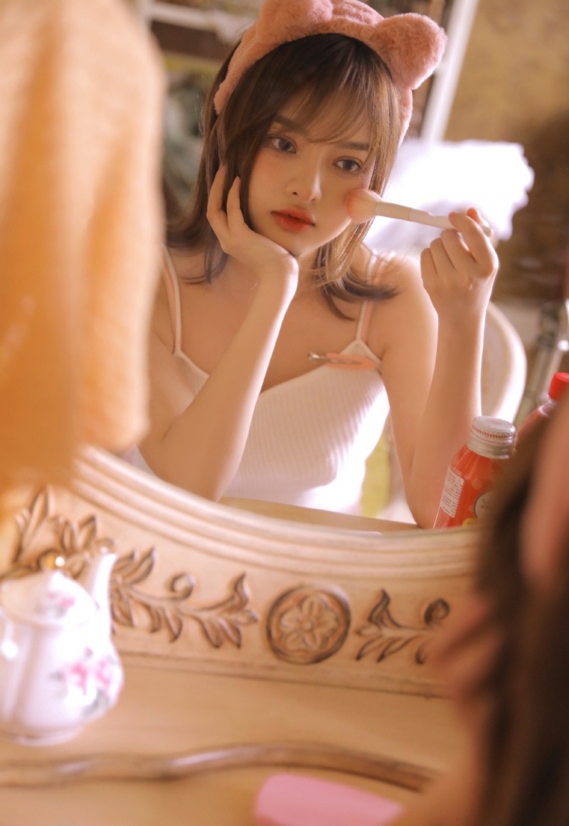 睡衣美女吊带香肩室内个人写真