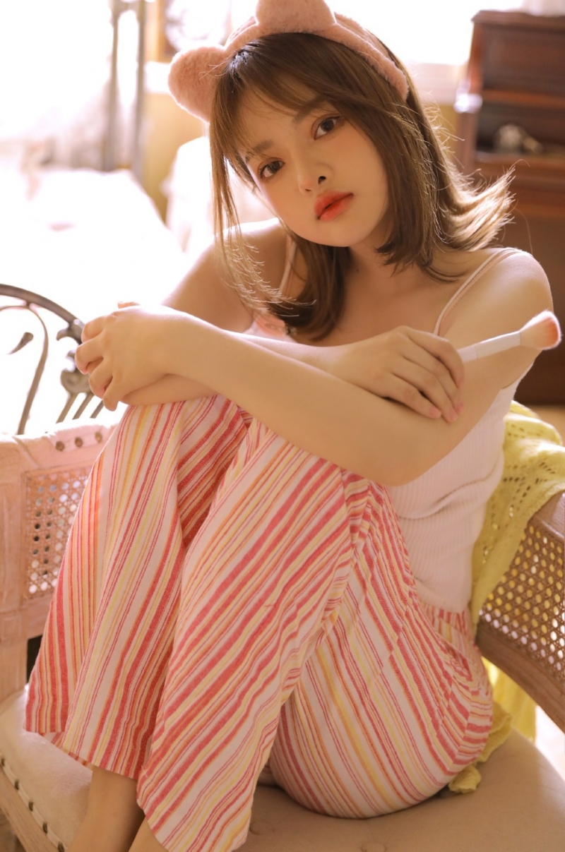 睡衣美女吊带香肩室内个人写真