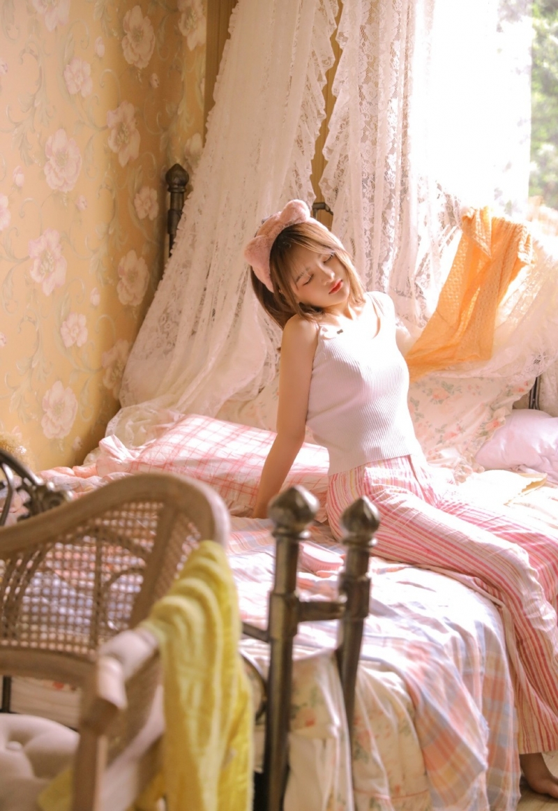 睡衣美女吊带香肩室内个人写真