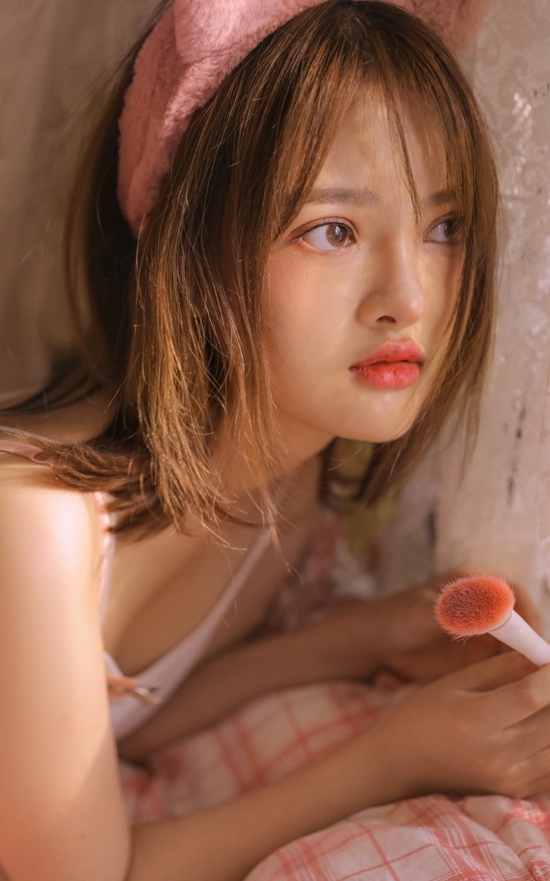 睡衣美女吊带香肩室内个人写真