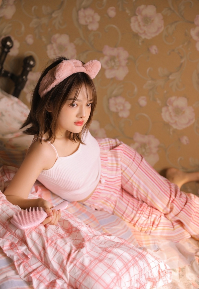 睡衣美女吊带香肩室内个人写真