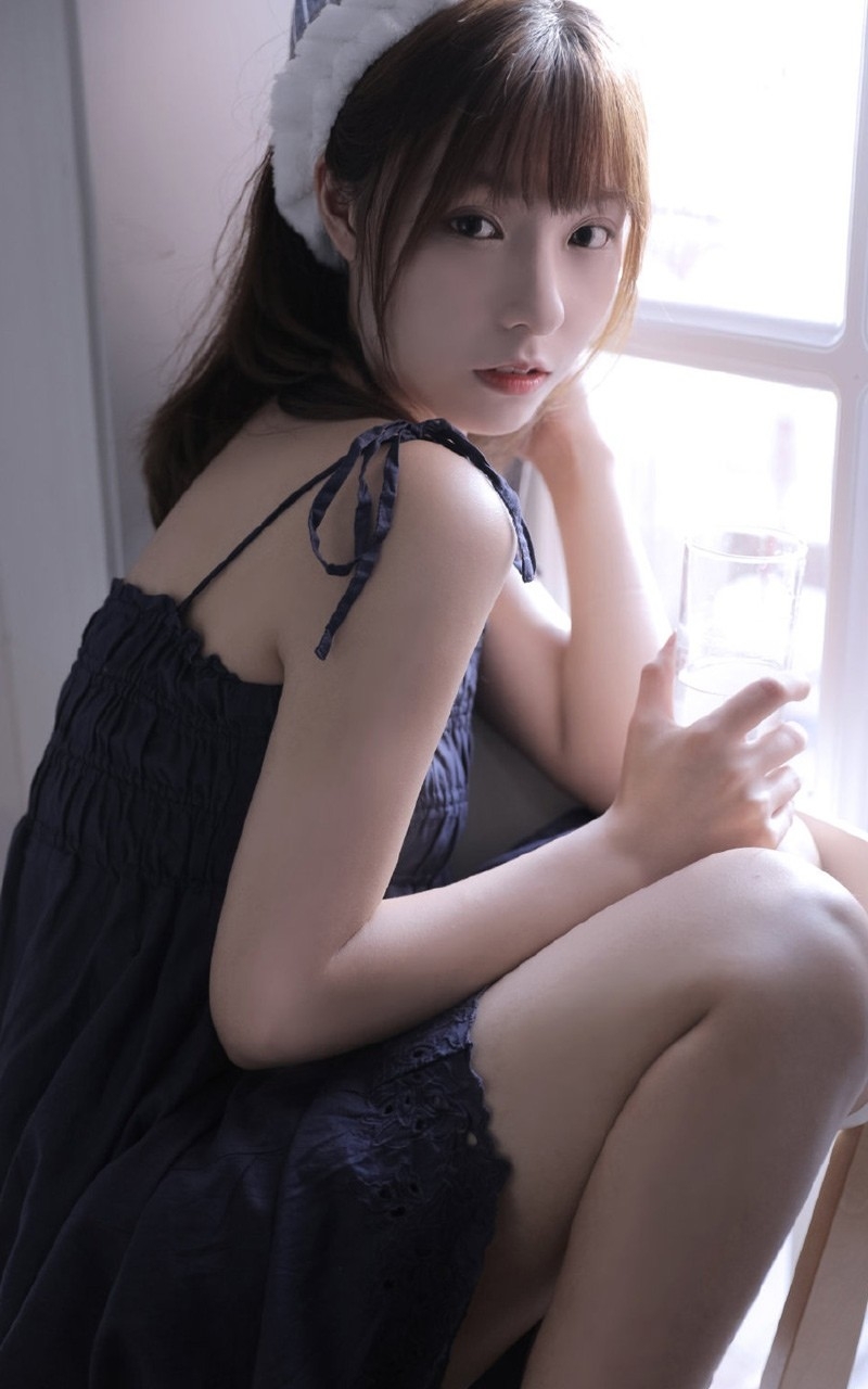 吊带裙美少女香肩美腿私房写真