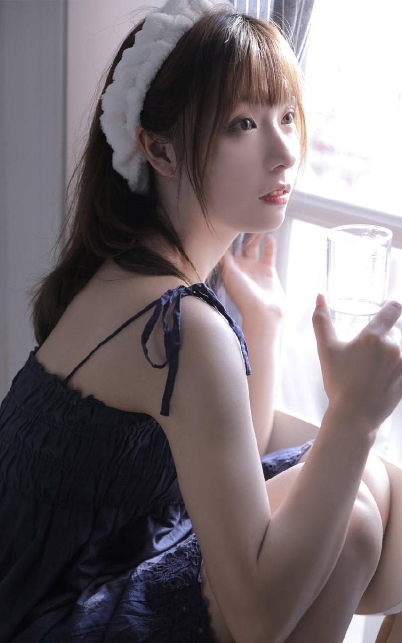 吊带裙美少女香肩美腿私房写真