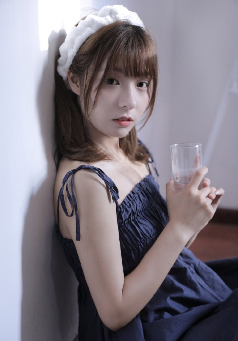 吊带裙美少女香肩美腿私房写真