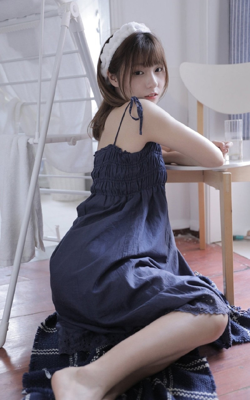 吊带裙美少女香肩美腿私房写真