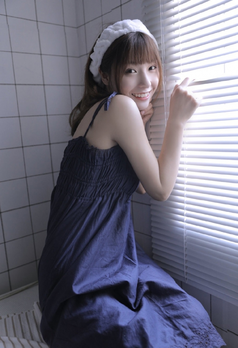 吊带裙美少女香肩美腿私房写真