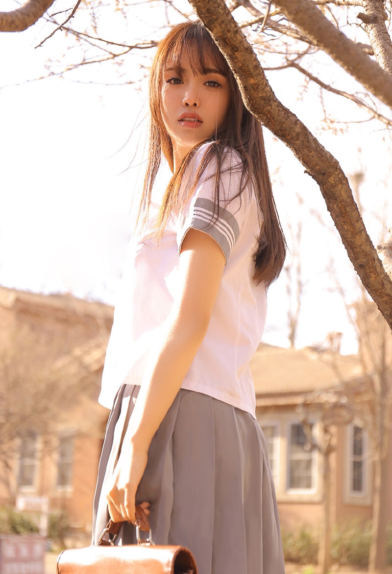 制服美女校花甜美迷人笑容写真