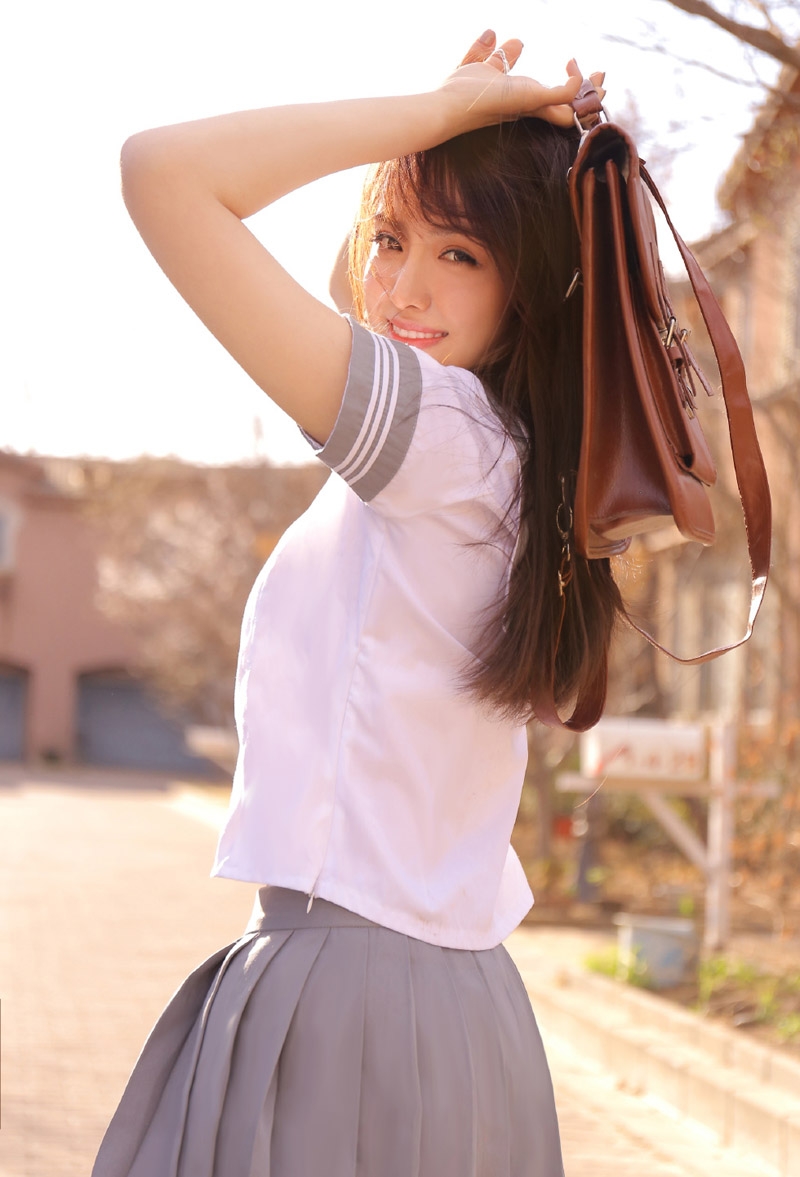 制服美女校花甜美迷人笑容写真