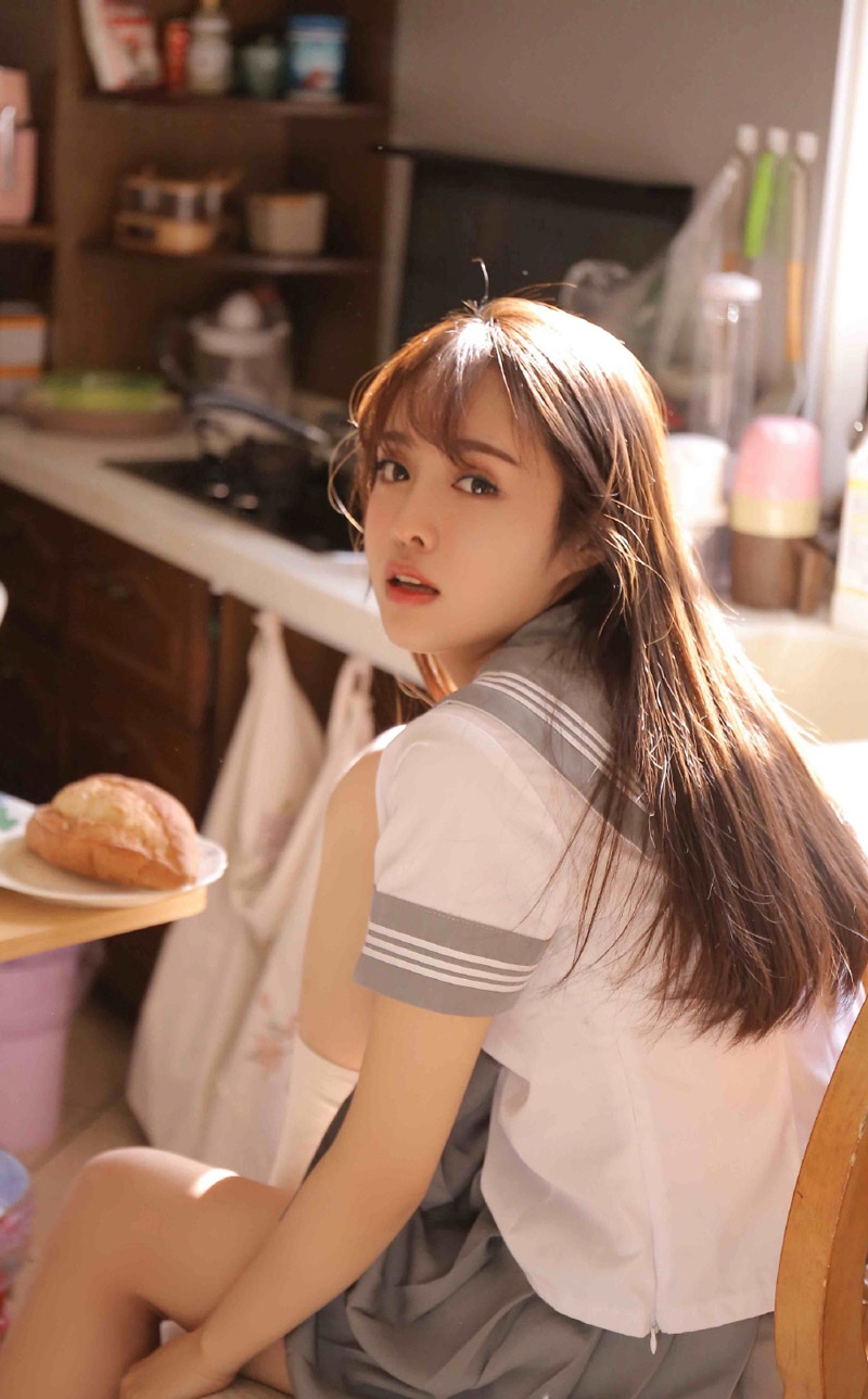 制服美女校花甜美迷人笑容写真