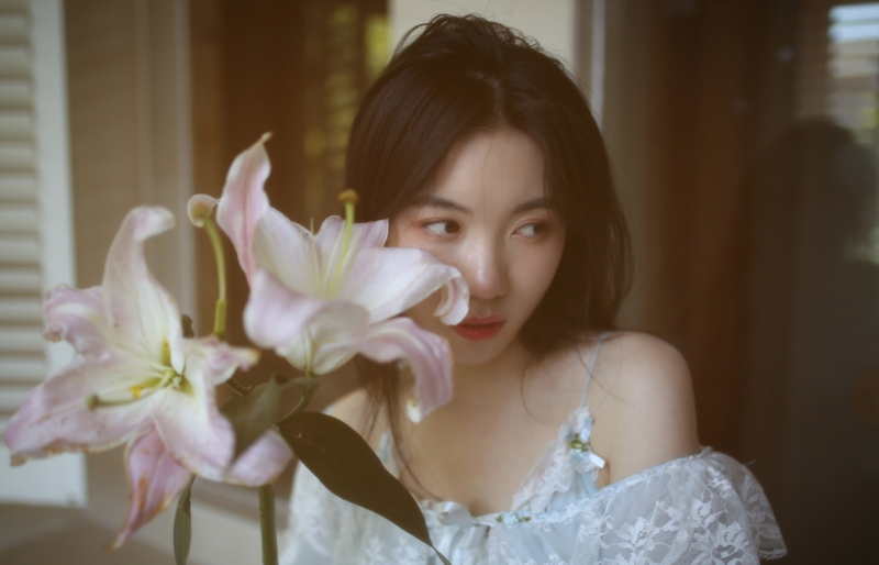 邻家女孩露肩白裙清新脱俗写真