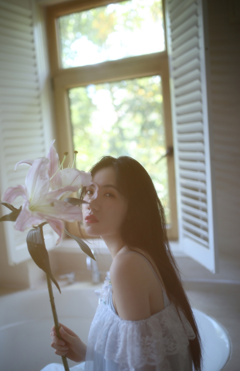 邻家女孩露肩白裙清新脱俗写真