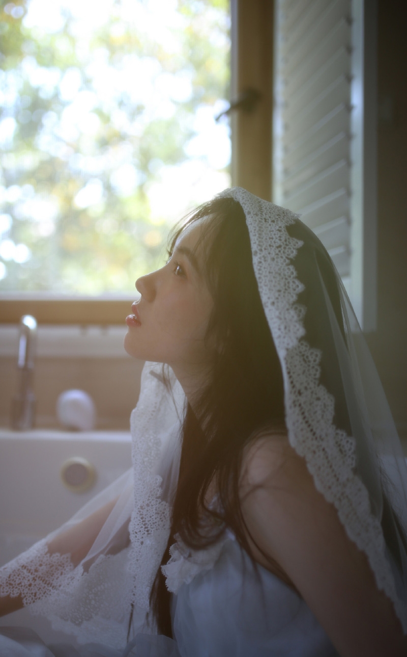 邻家女孩露肩白裙清新脱俗写真