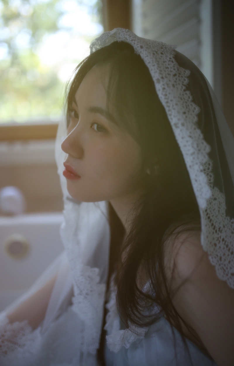 邻家女孩露肩白裙清新脱俗写真