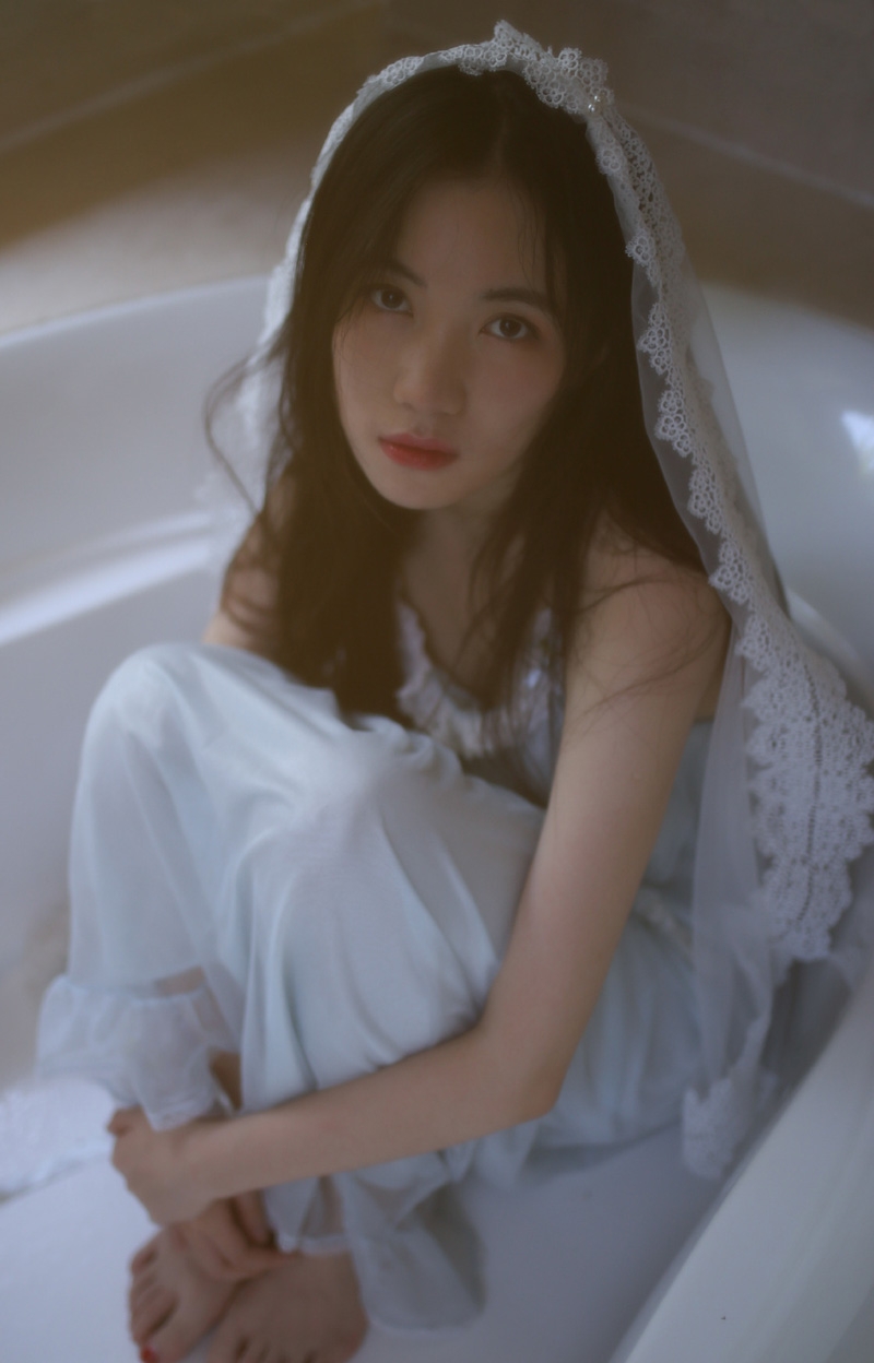 邻家女孩露肩白裙清新脱俗写真