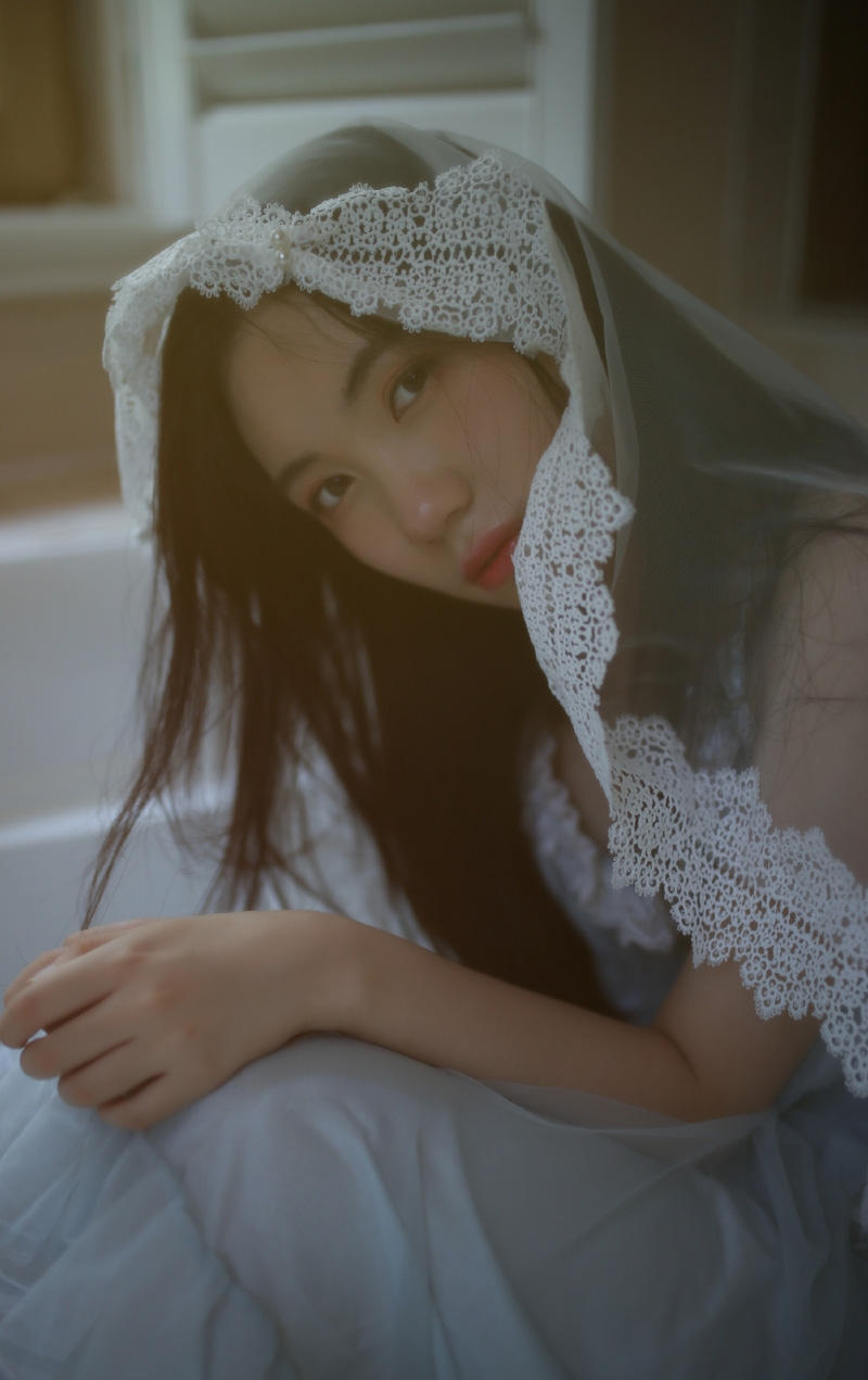 邻家女孩露肩白裙清新脱俗写真