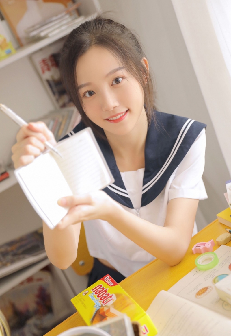 马尾辫学生妹海军制服教室写真