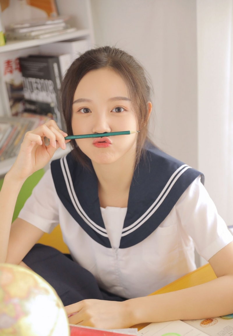 马尾辫学生妹海军制服教室写真