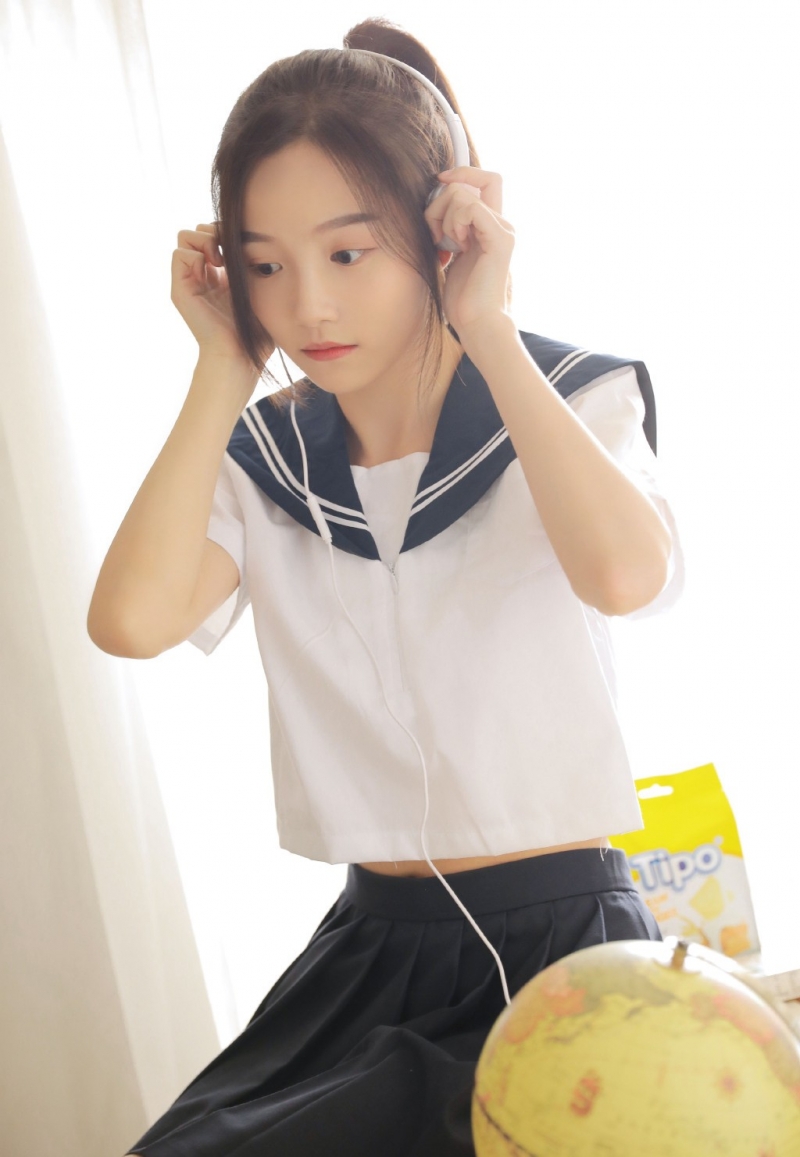 马尾辫学生妹海军制服教室写真