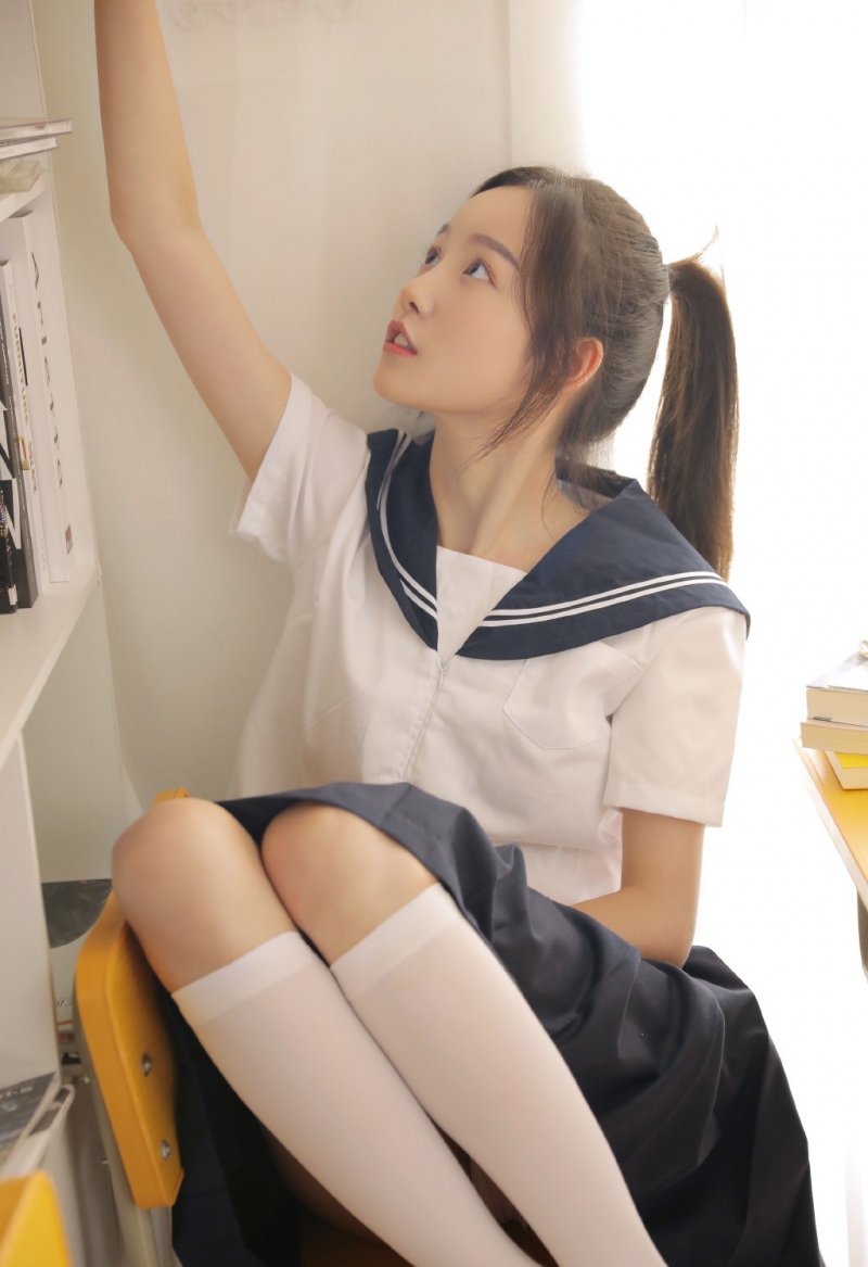 马尾辫学生妹海军制服教室写真