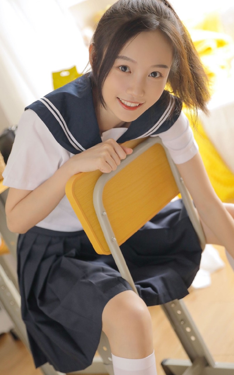 马尾辫学生妹海军制服教室写真