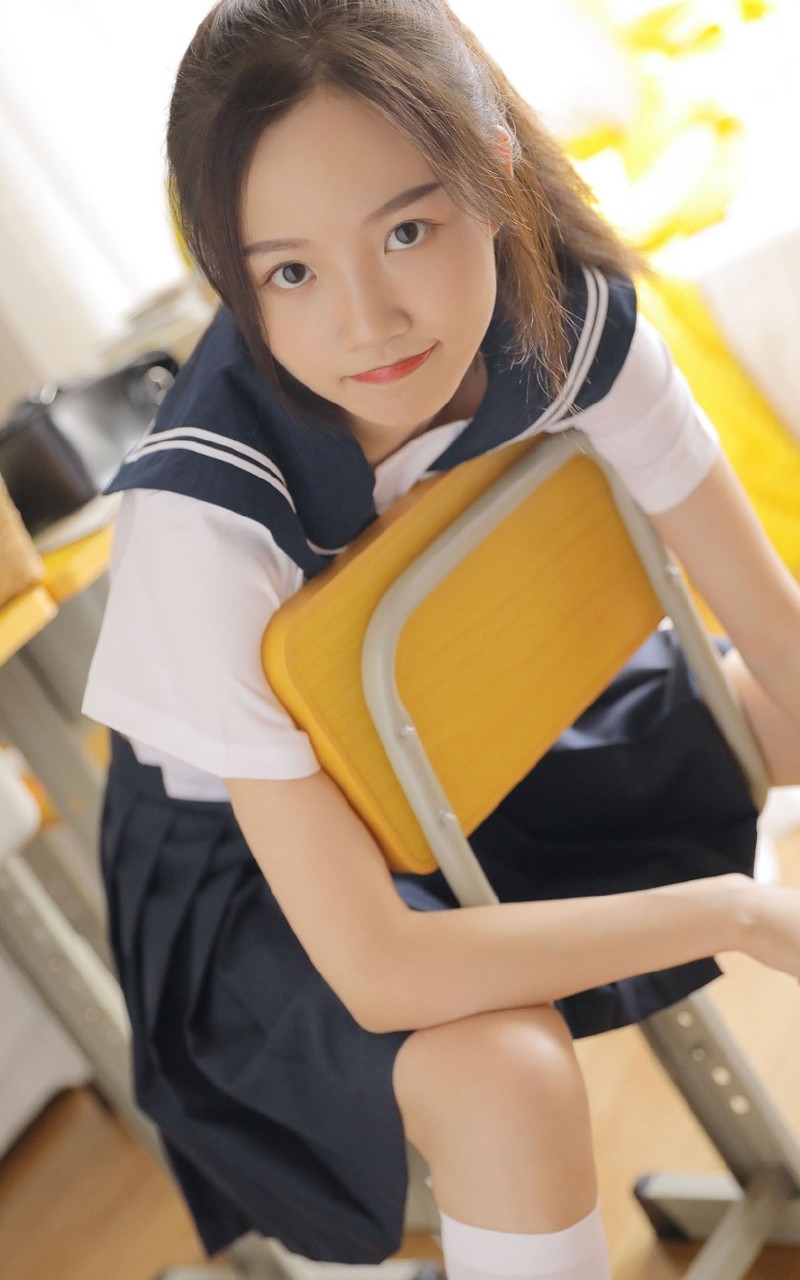 马尾辫学生妹海军制服教室写真