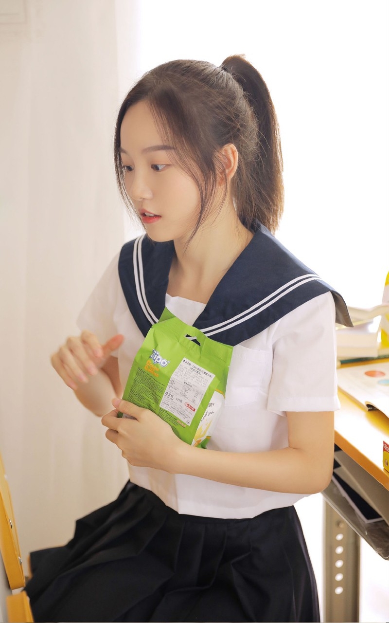马尾辫学生妹海军制服教室写真